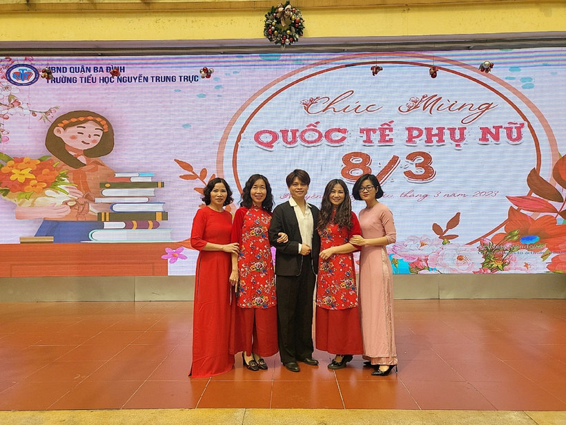 A group of people posing for a photo

Description automatically generated with medium confidence