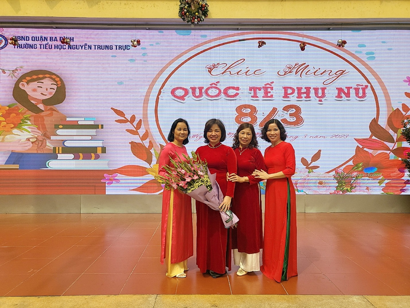 A group of people posing for a photo

Description automatically generated with medium confidence