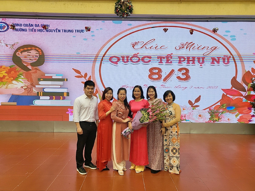 A group of people posing for a photo

Description automatically generated with medium confidence