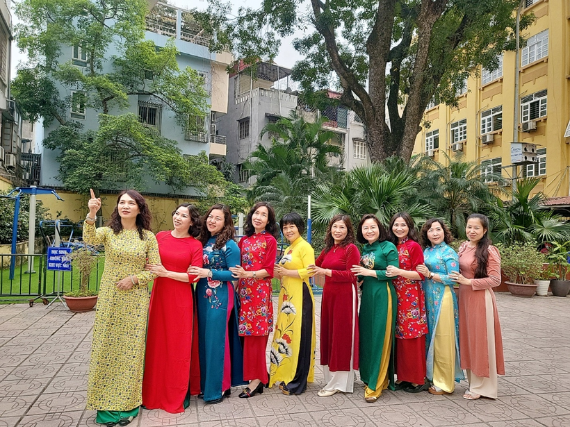 A group of women in dresses posing for a photo

Description automatically generated with medium confidence