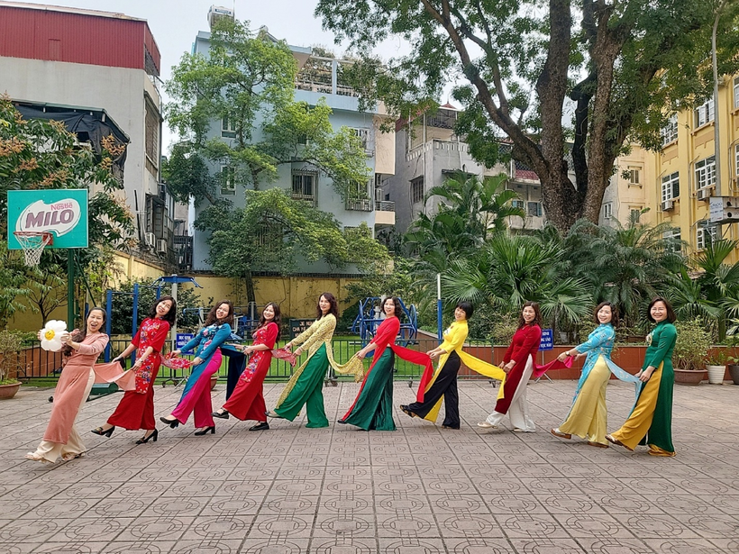 A group of people dancing

Description automatically generated with medium confidence