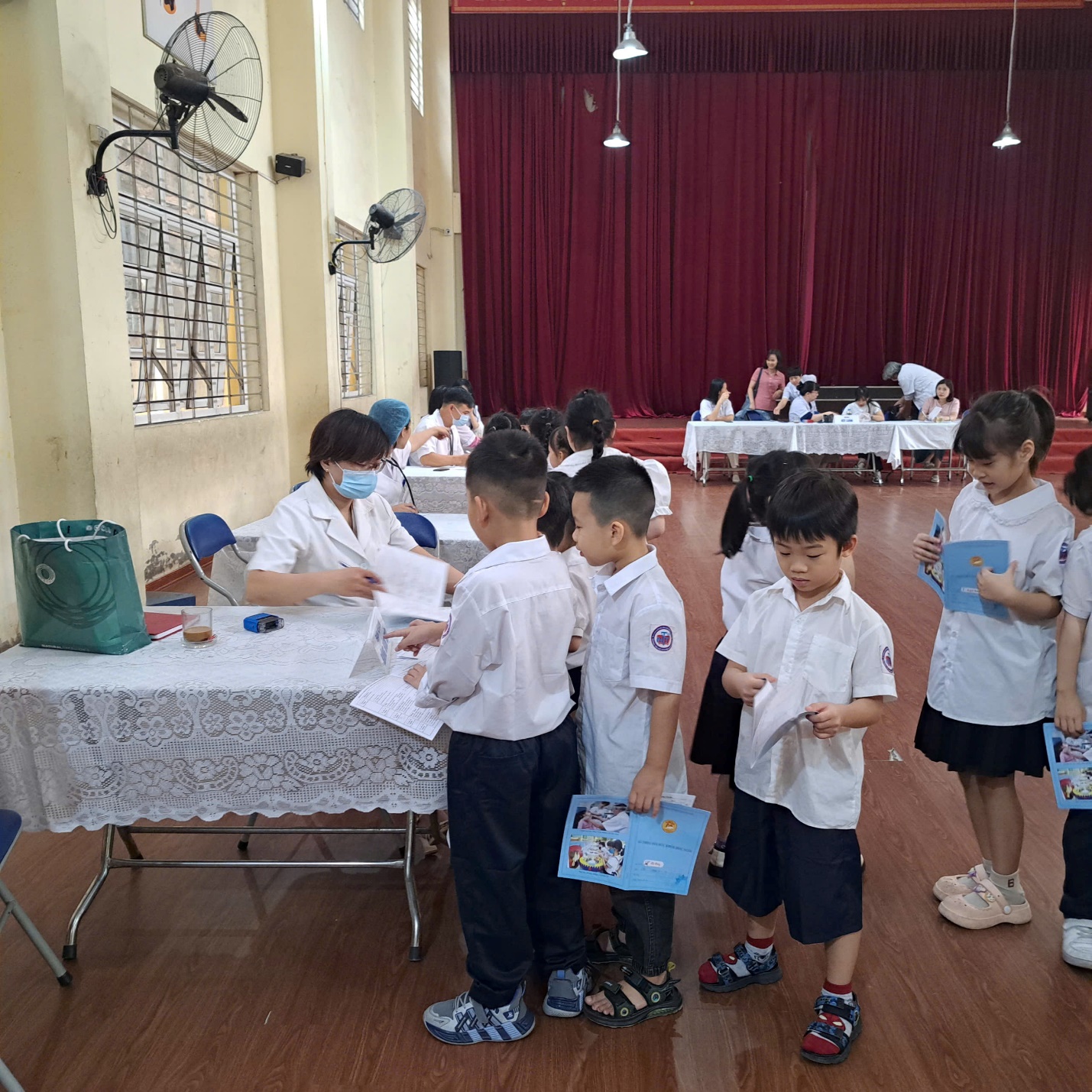 A group of children in a room

Description automatically generated