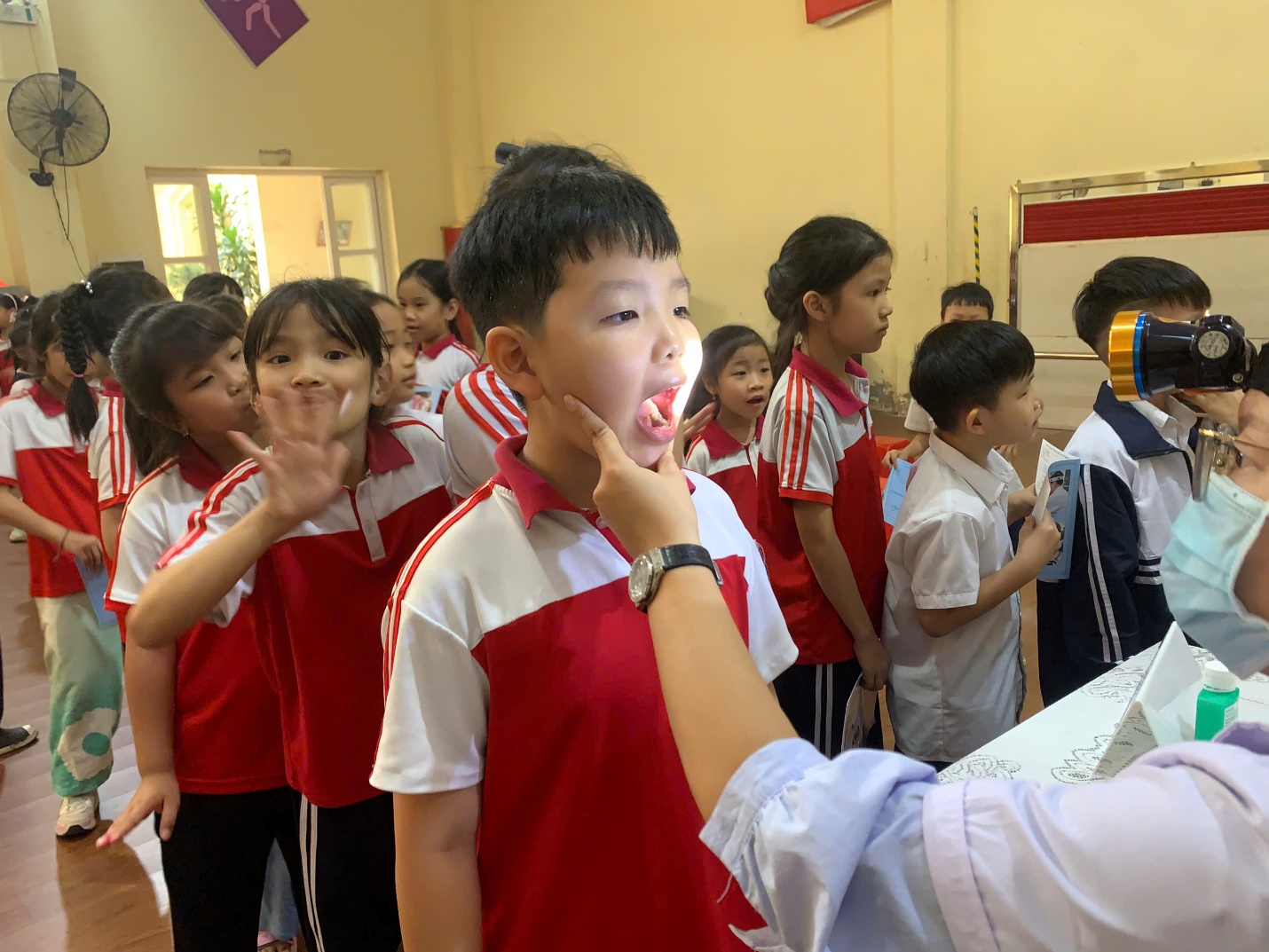 A group of children in a classroom

Description automatically generated