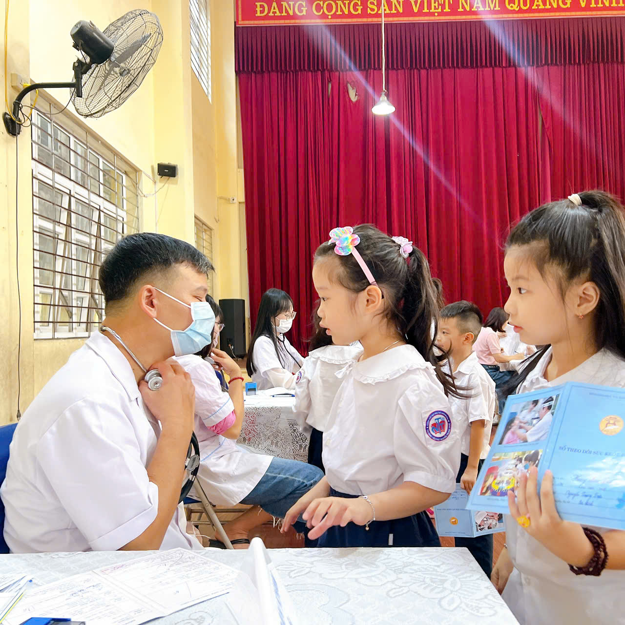 A group of children in a room

Description automatically generated