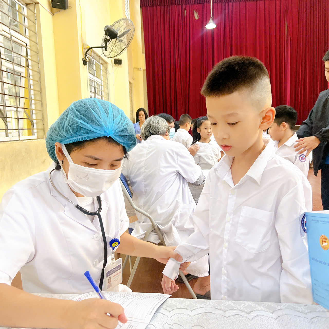 A child and child in white lab coats

Description automatically generated