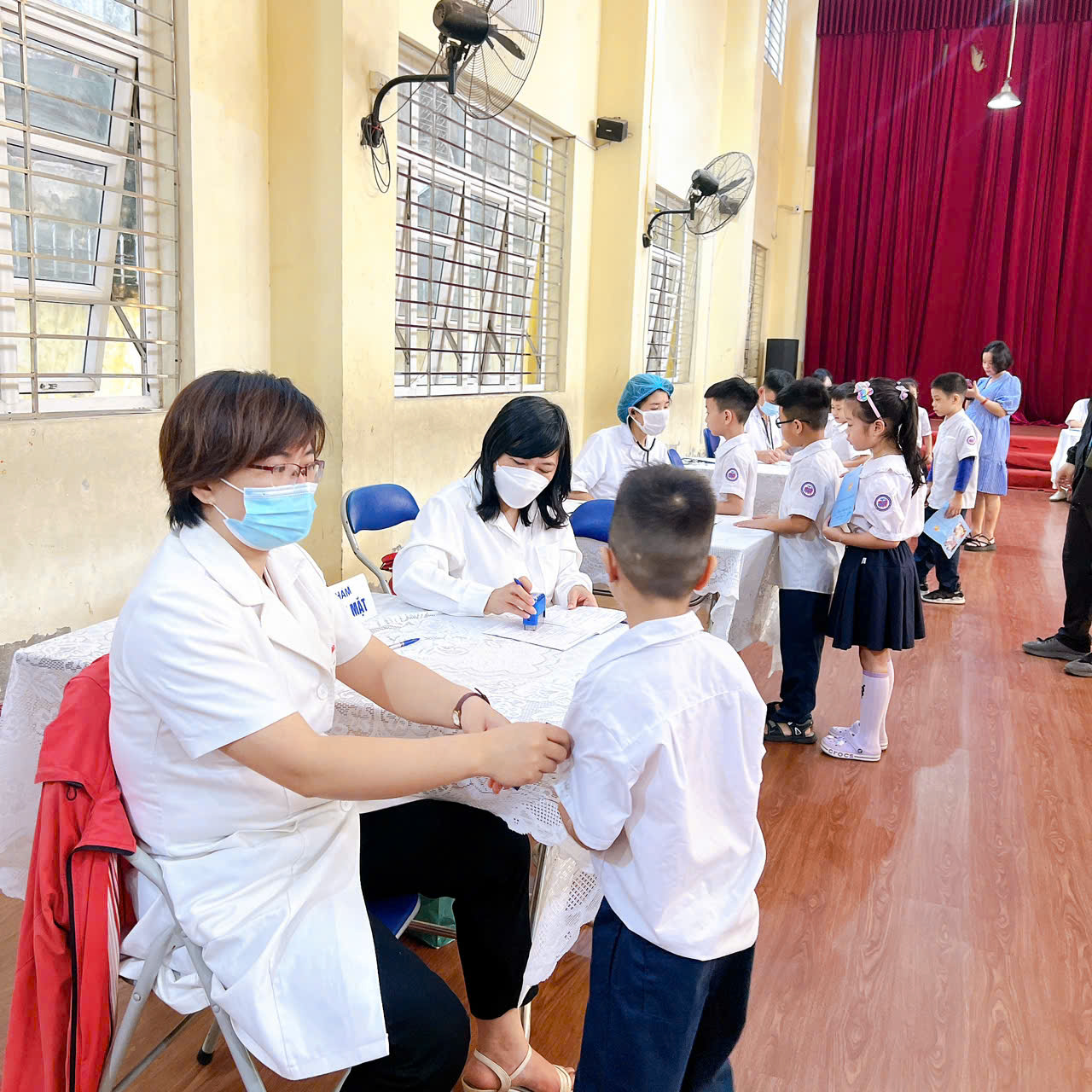 A group of people wearing masks

Description automatically generated