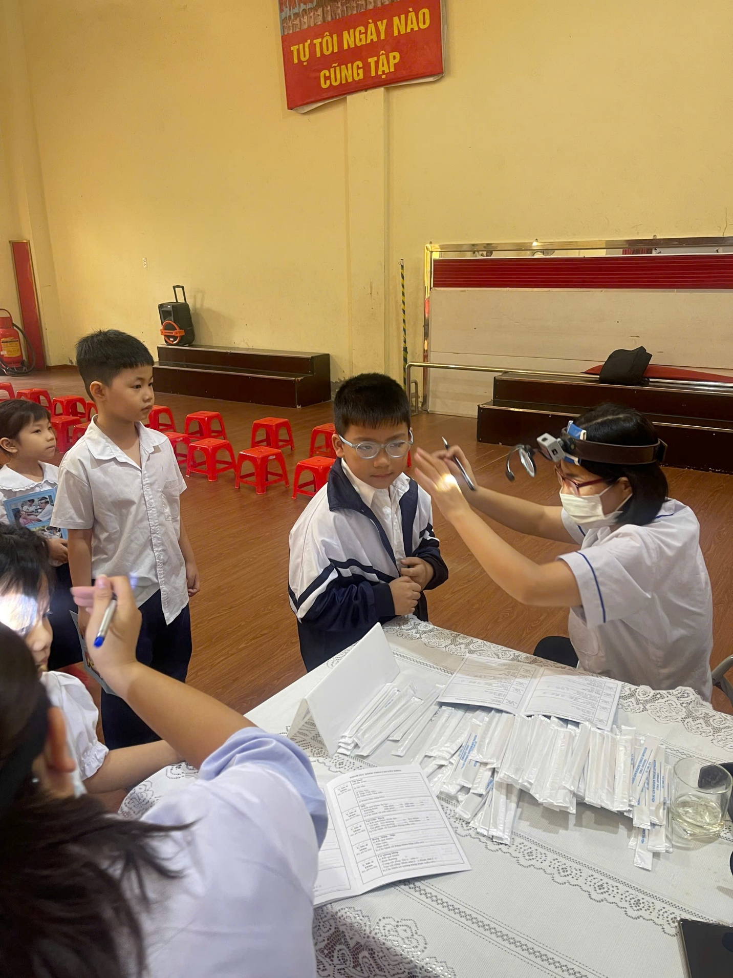 A group of children in a room

Description automatically generated