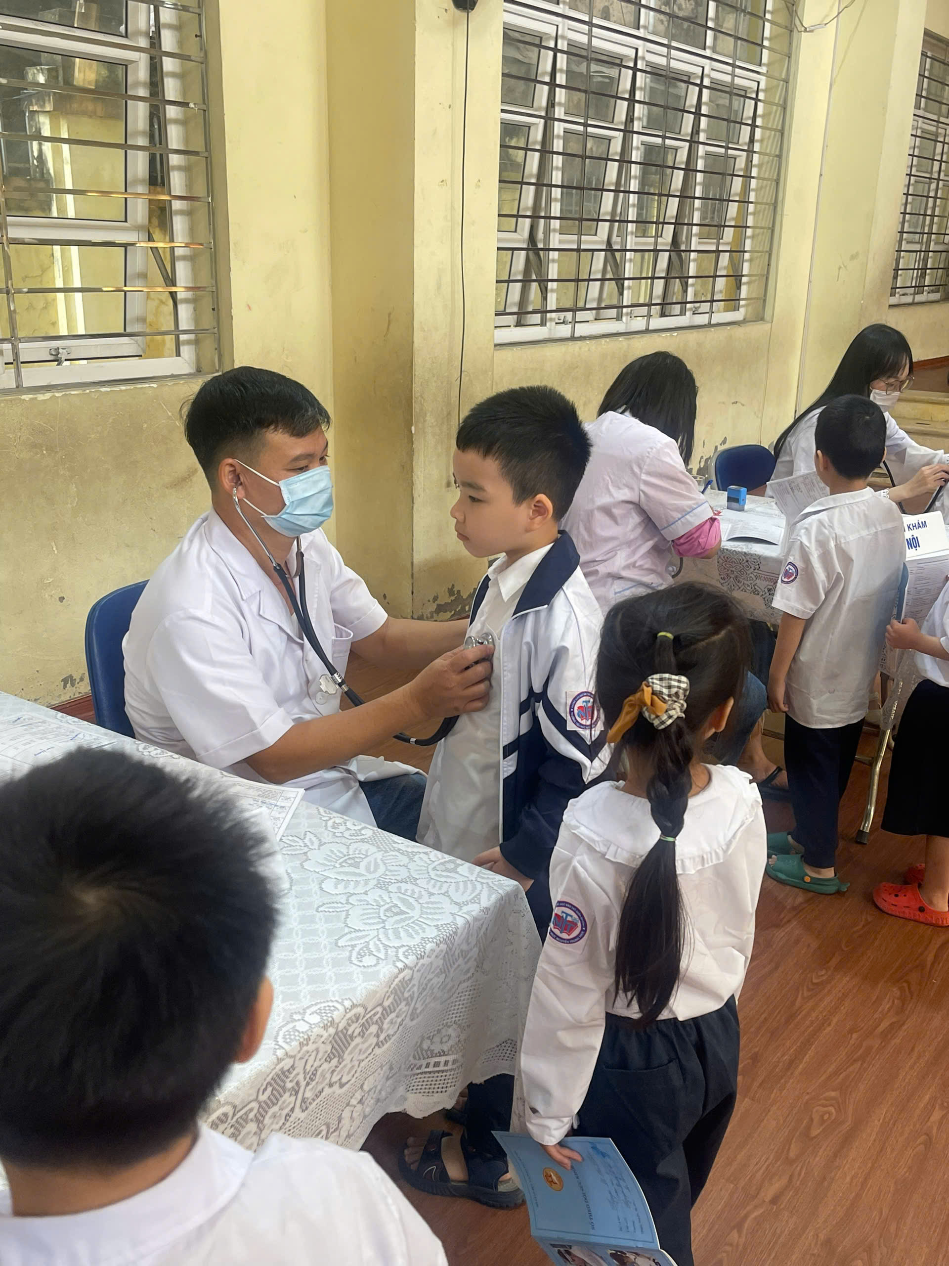 A group of kids wearing masks

Description automatically generated