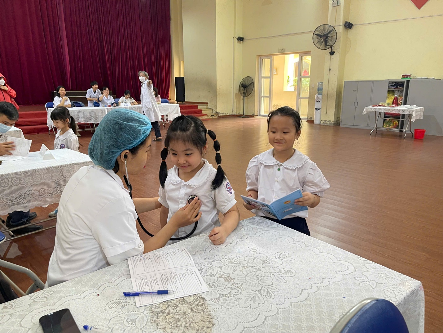 A group of children in a room

Description automatically generated