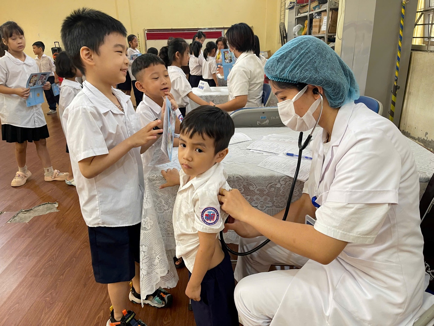 A group of kids in a room

Description automatically generated