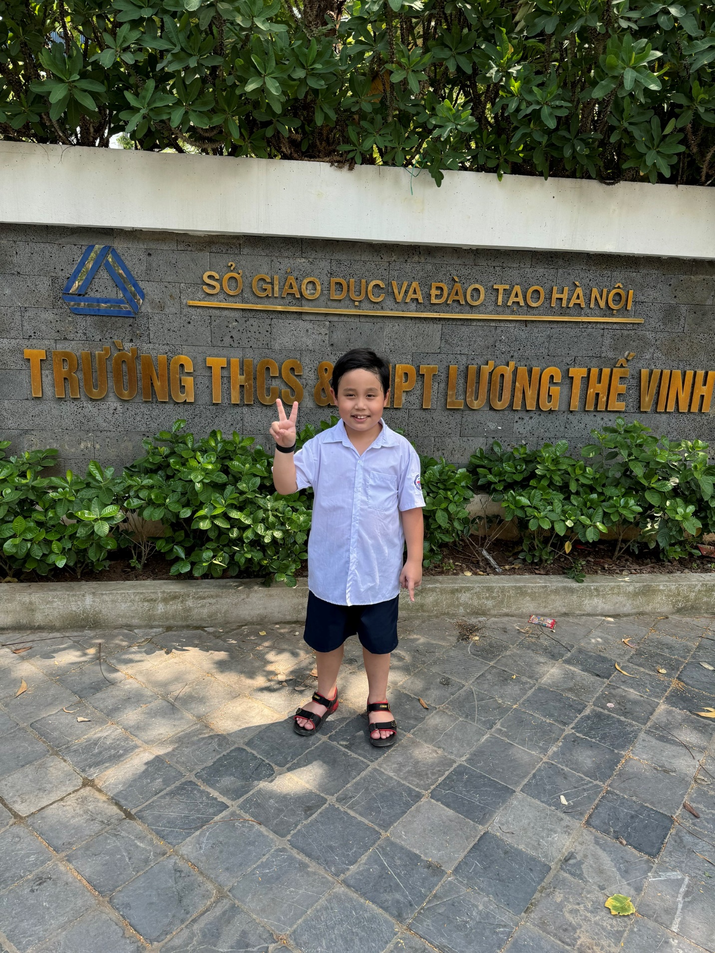 A child standing in front of a sign

Description automatically generated