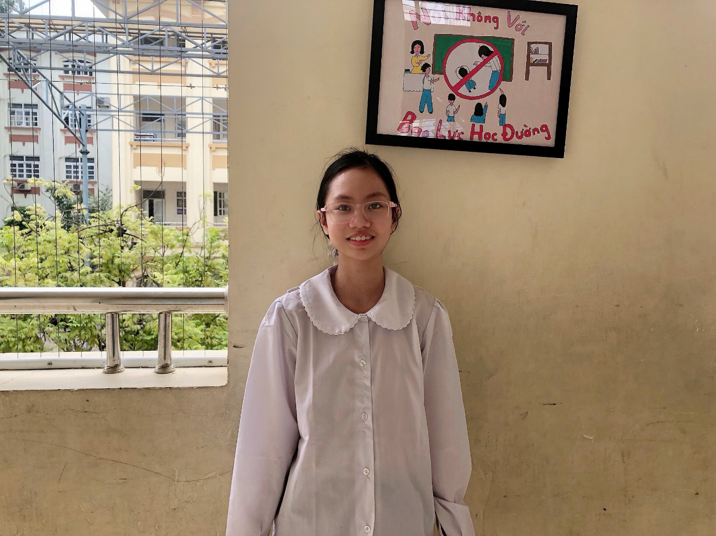 A person standing in front of a wall

Description automatically generated