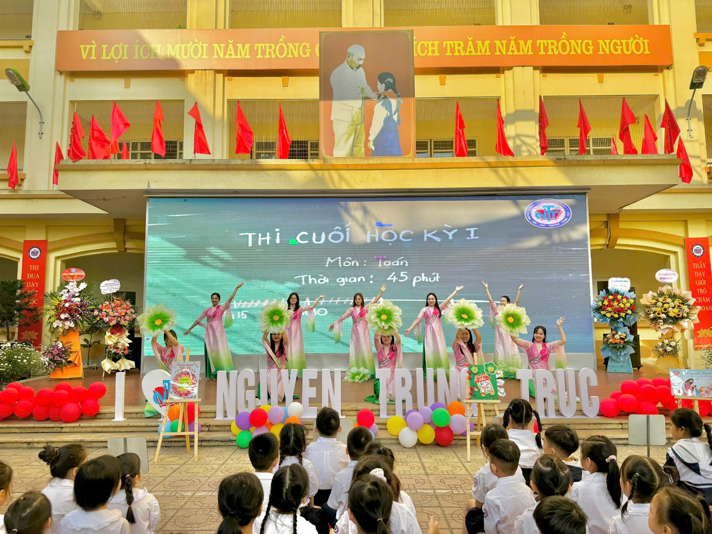 A group of children in a stage

Description automatically generated