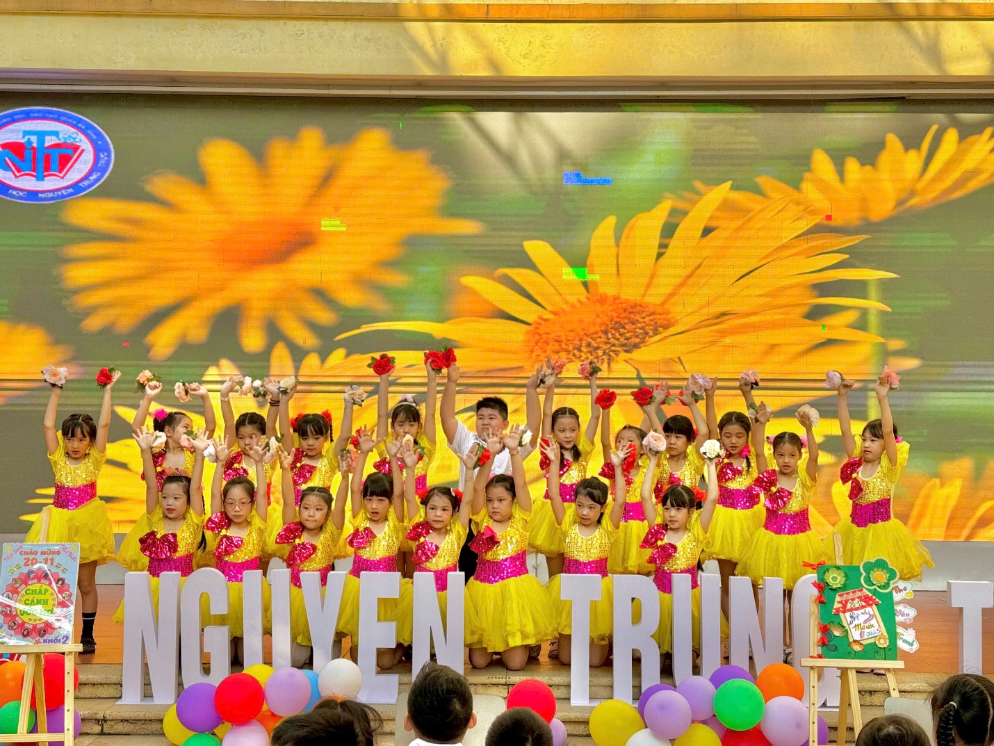 A group of children on a stage

Description automatically generated