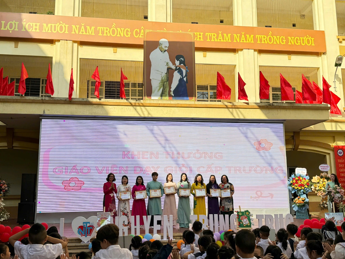 A group of people on a stage

Description automatically generated