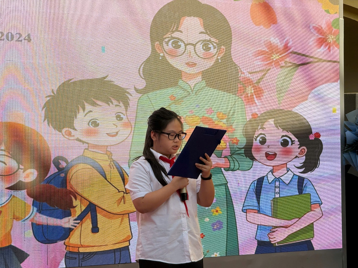 A child standing in front of a large screen

Description automatically generated