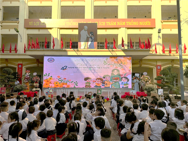 A group of children in a classroom

Description automatically generated