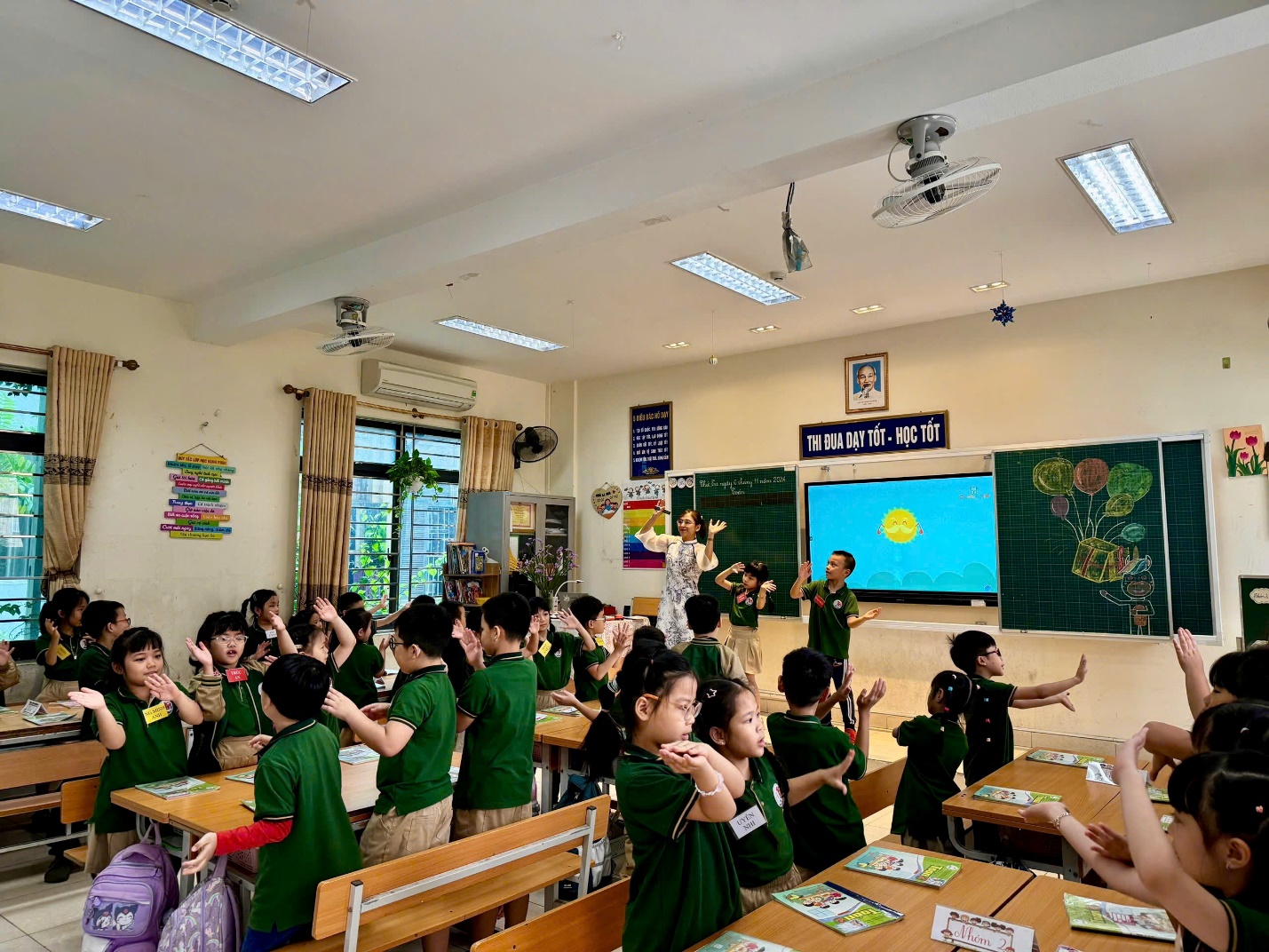 A group of children in a classroom

Description automatically generated