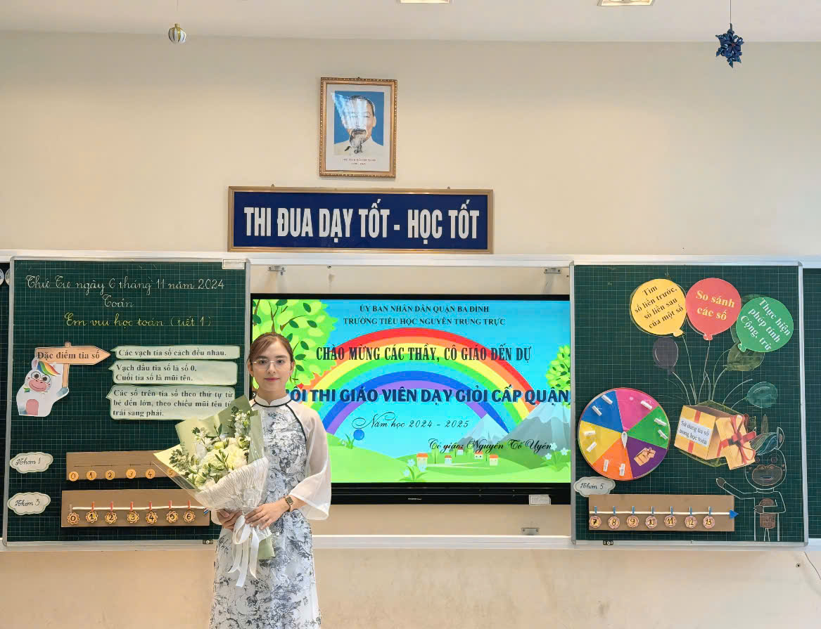 A person standing in front of a large screen

Description automatically generated