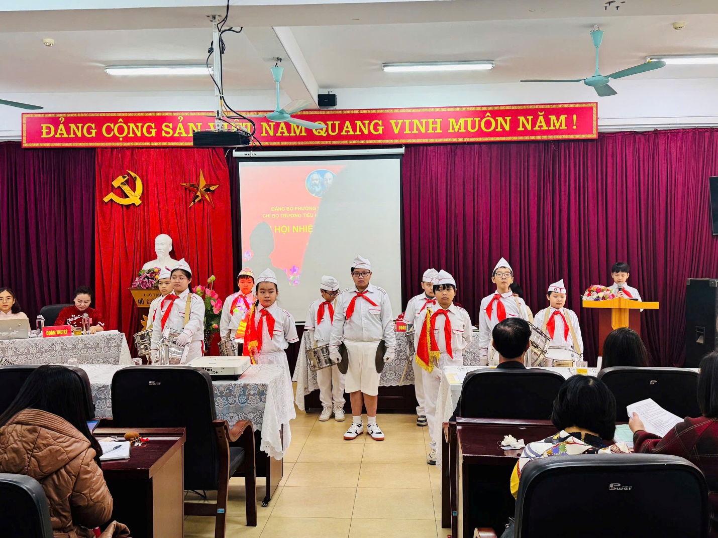 A group of people in white and red outfits
Description automatically generated