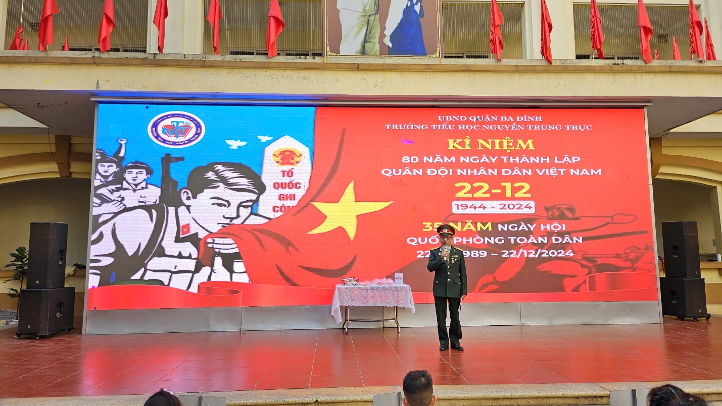 A person standing on a stage
Description automatically generated