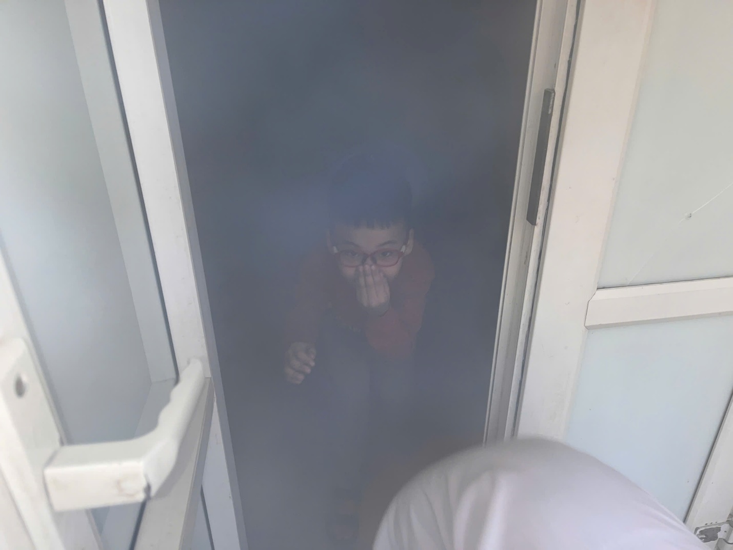 A person in a dark room

Description automatically generated