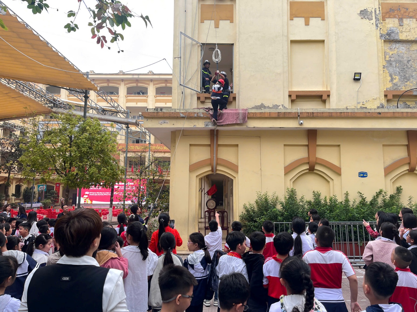 A group of people standing in front of a building

Description automatically generated