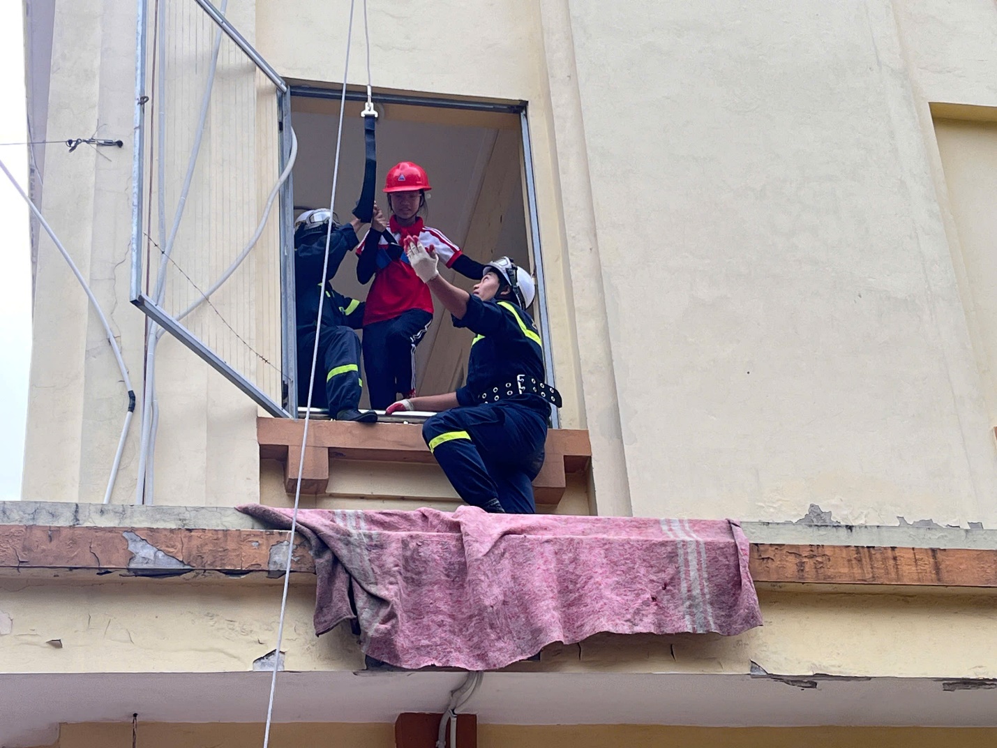 A group of people on a building

Description automatically generated