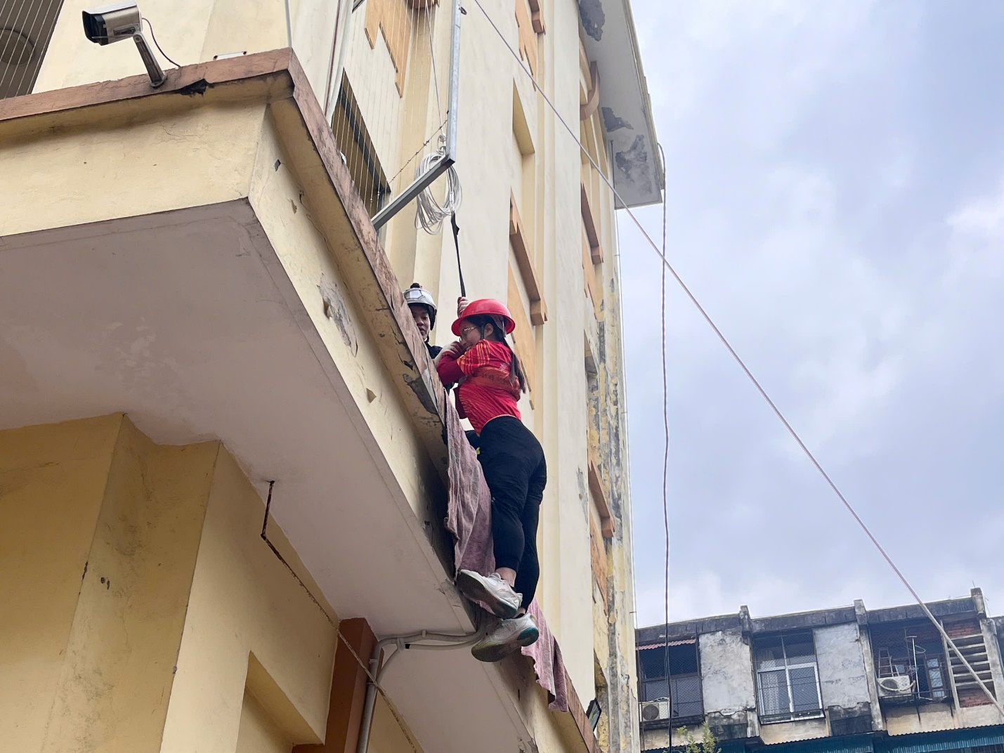 A person on a balcony

Description automatically generated