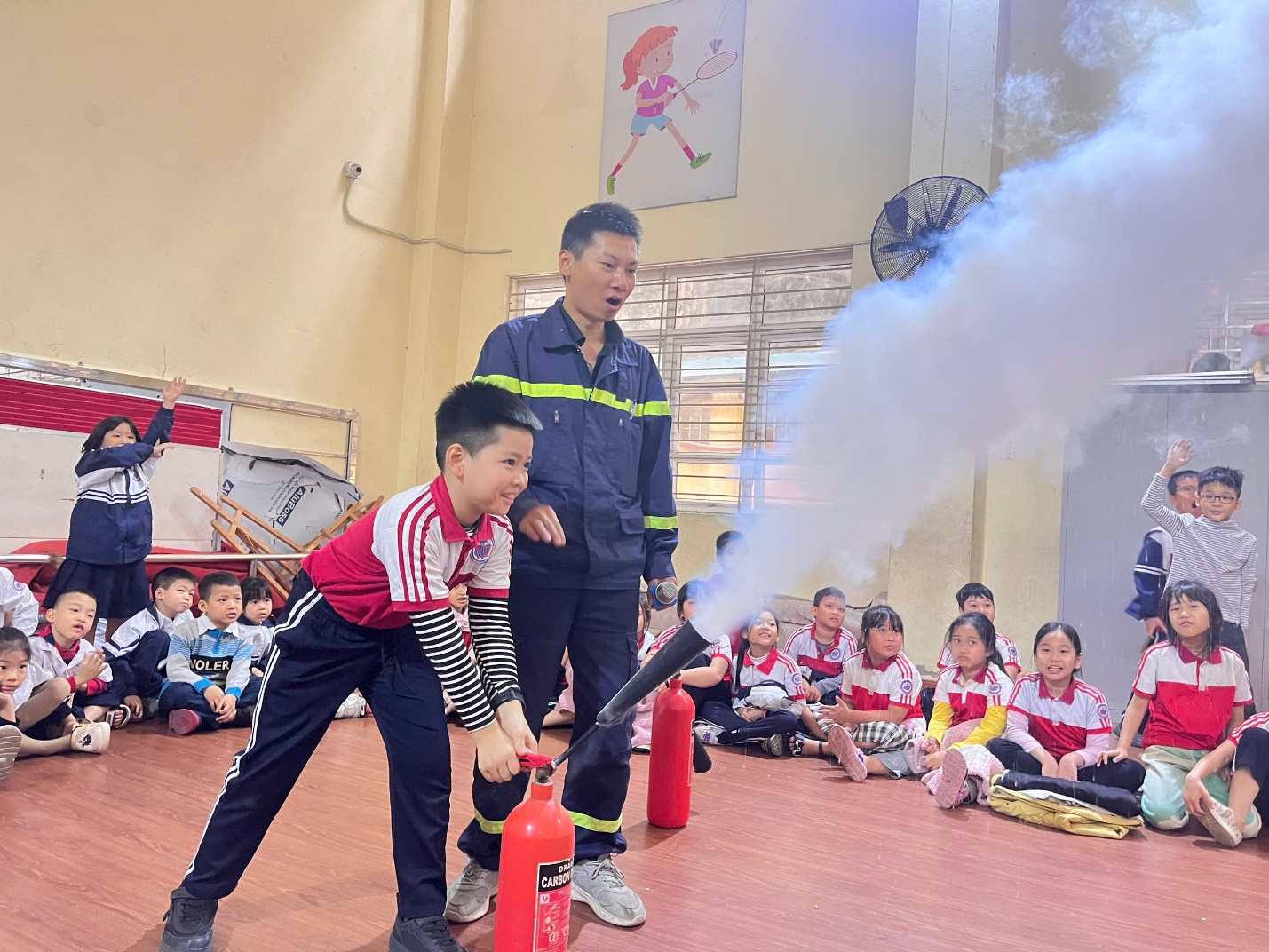 A group of children in a room with a fire extinguisher

Description automatically generated