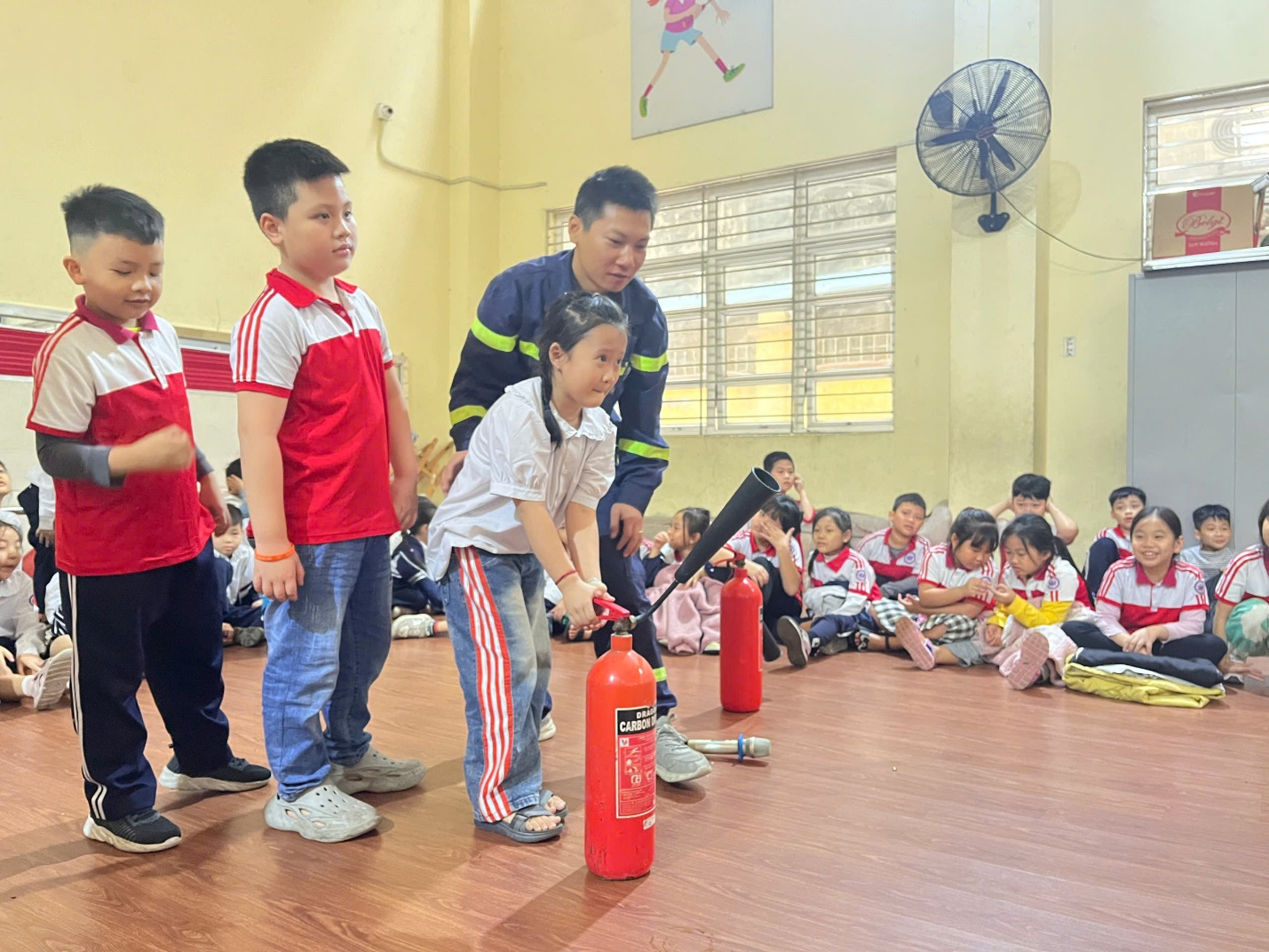 A group of children in a classroom

Description automatically generated