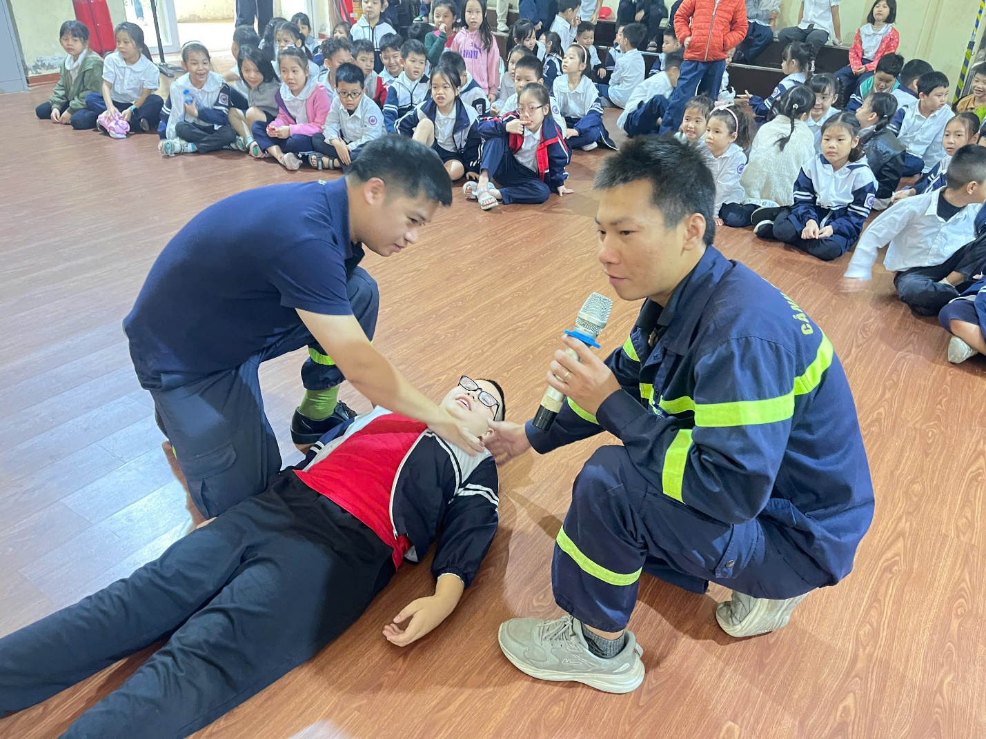 A group of people in uniform

Description automatically generated