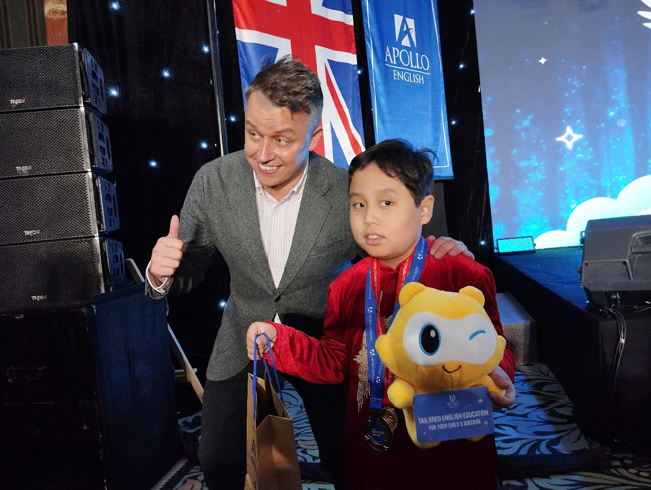 A person and child posing for a picture

Description automatically generated