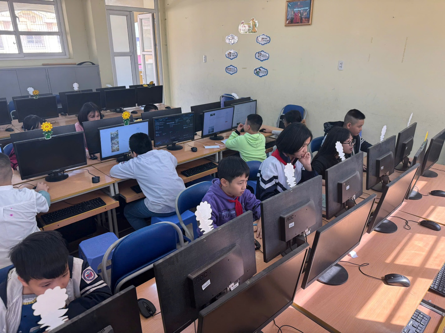 A group of people in a classroom

Description automatically generated