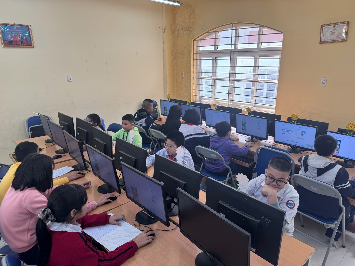 A group of people sitting at computers

Description automatically generated