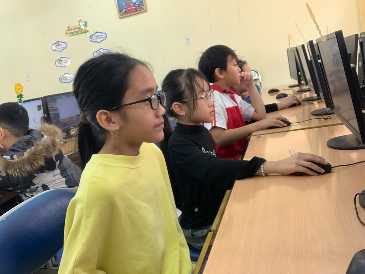 A group of children using computers

Description automatically generated
