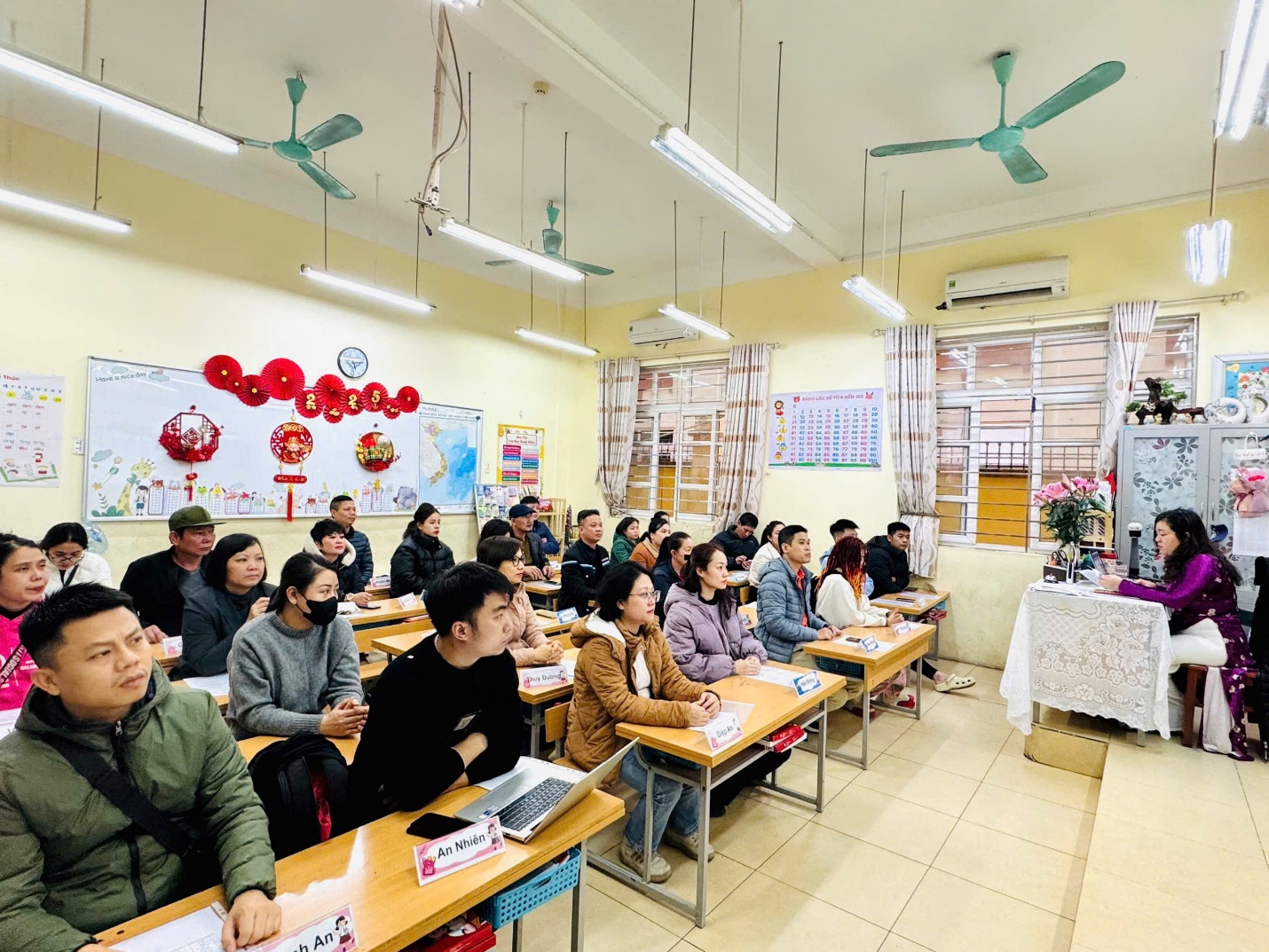 A group of people sitting in a classroom

Description automatically generated