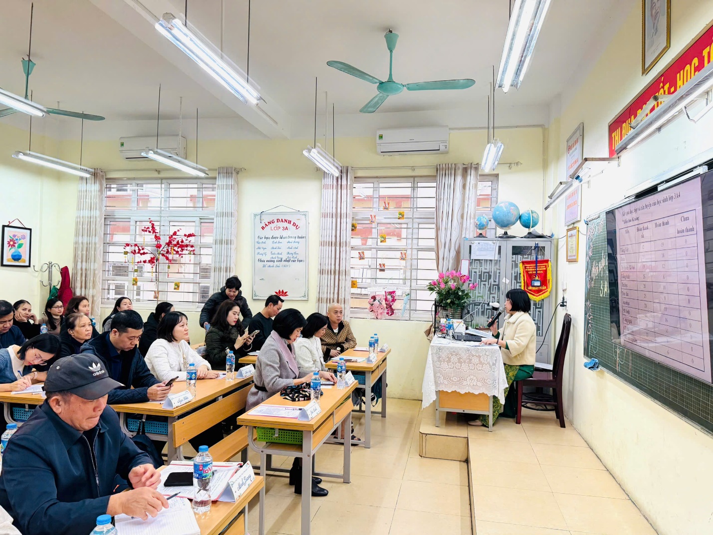 A group of people in a classroom

Description automatically generated