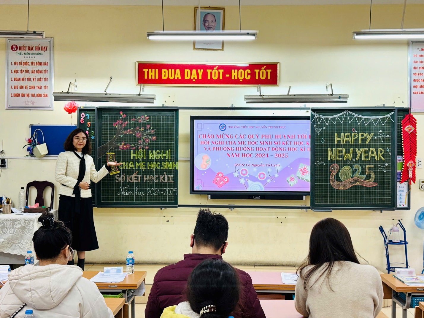 A person standing in front of a classroom with a group of people

Description automatically generated