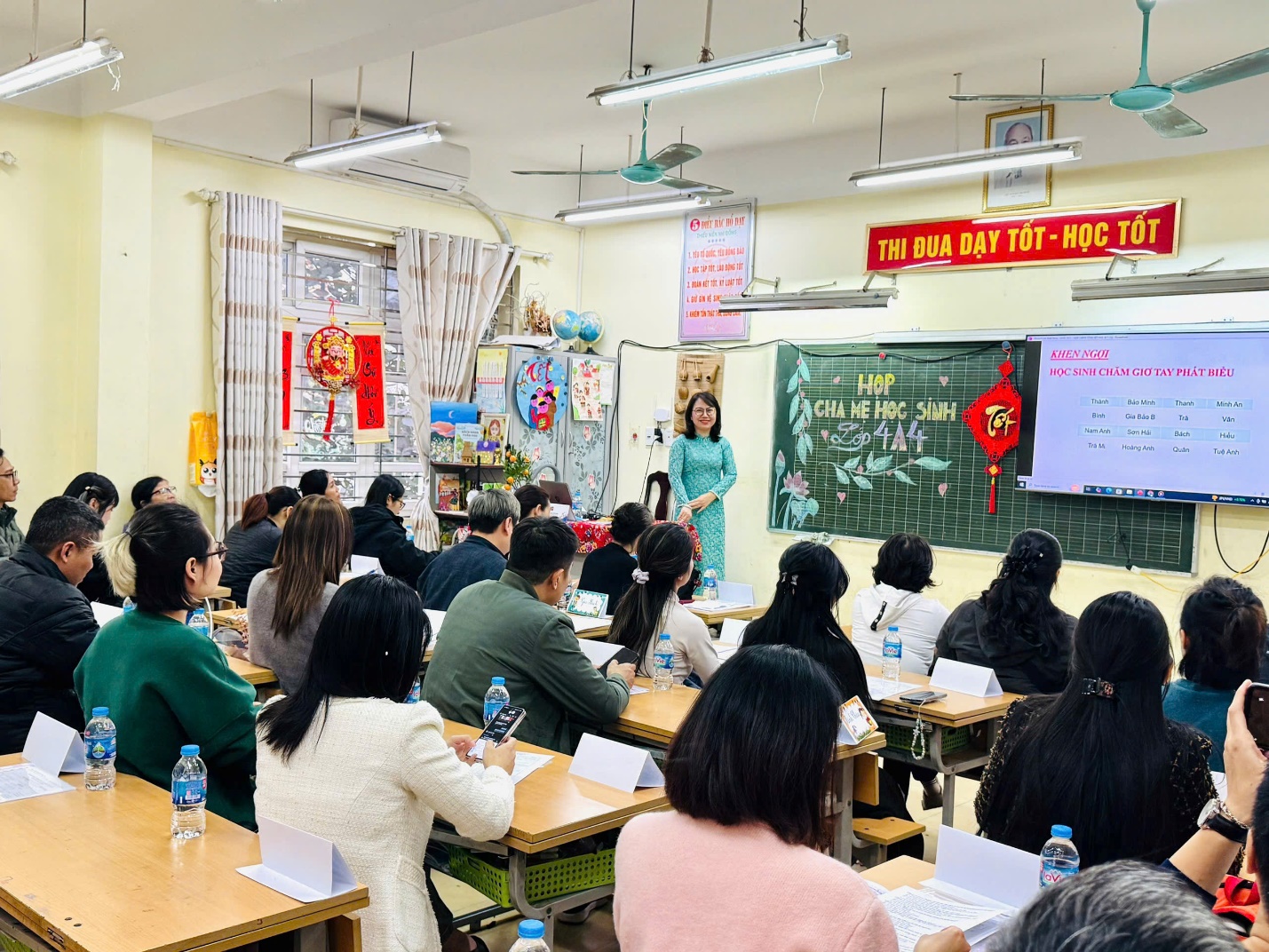A group of people sitting at desks in a classroom

Description automatically generated