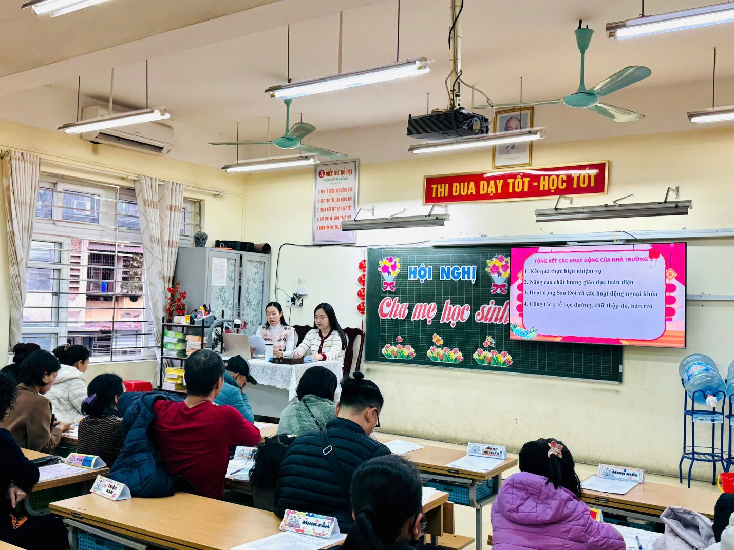 A group of people sitting at desks in a classroom

Description automatically generated