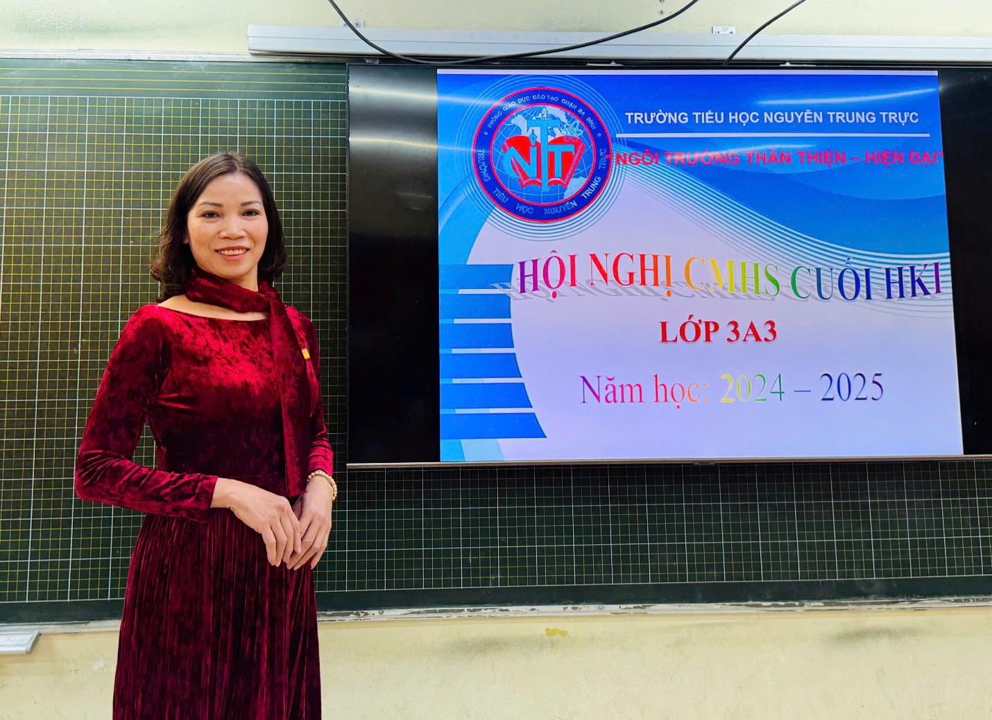 A person standing in front of a screen

Description automatically generated