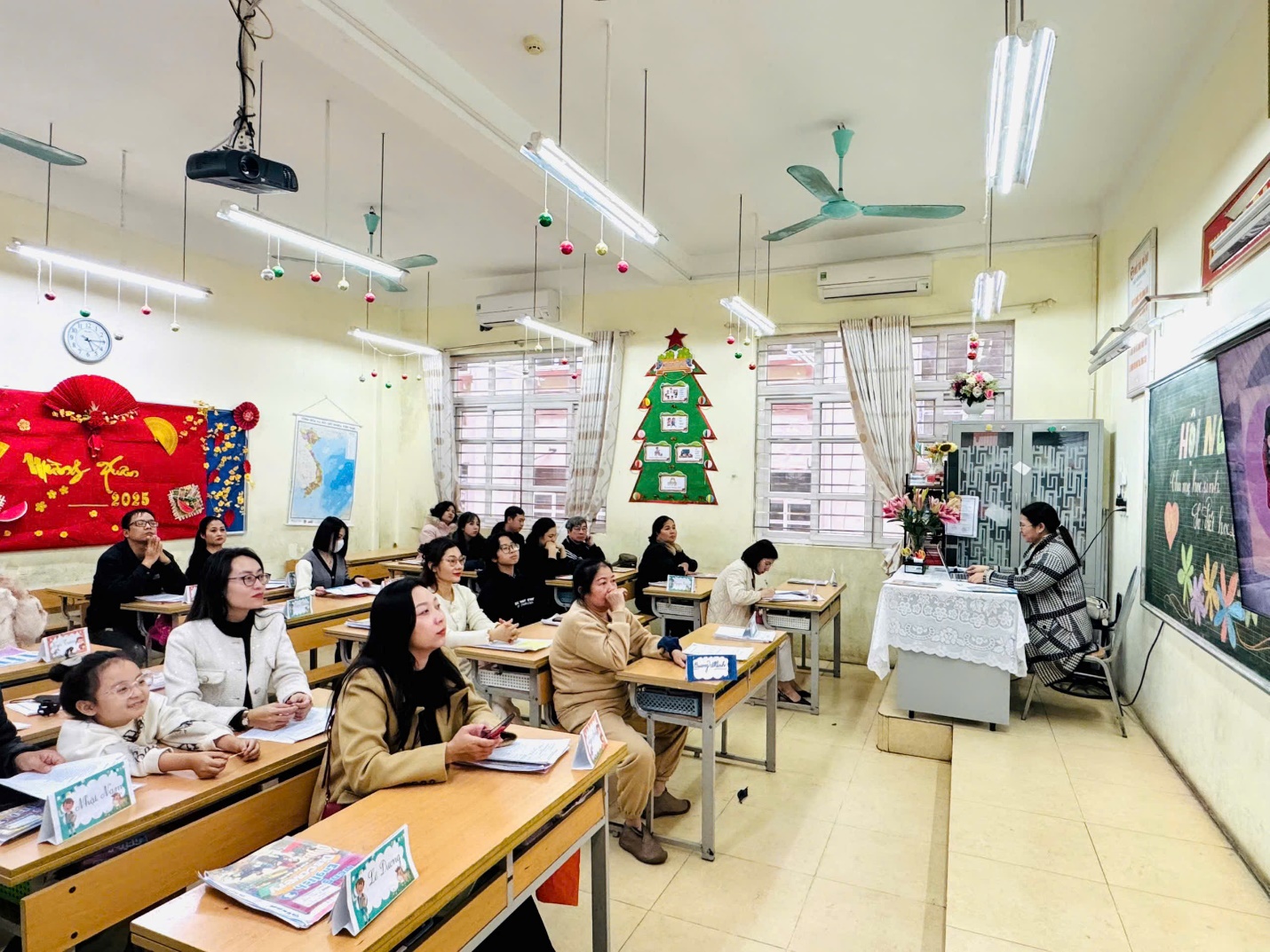 A group of people in a classroom

Description automatically generated