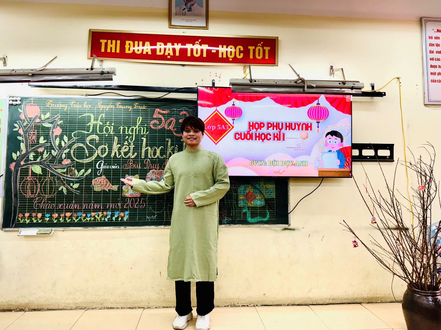 A person standing in front of a chalkboard

Description automatically generated