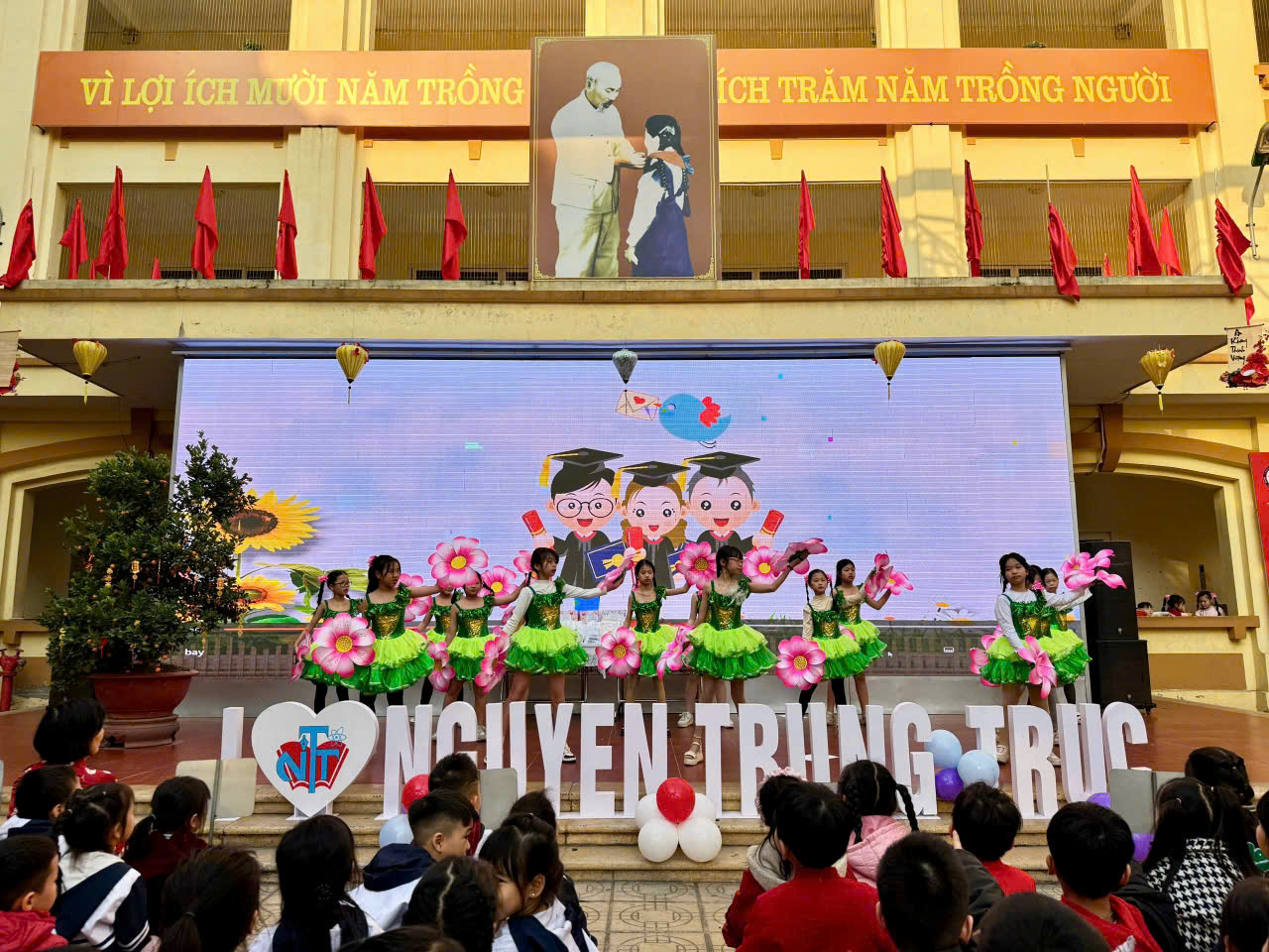 A group of people on a stage

Description automatically generated