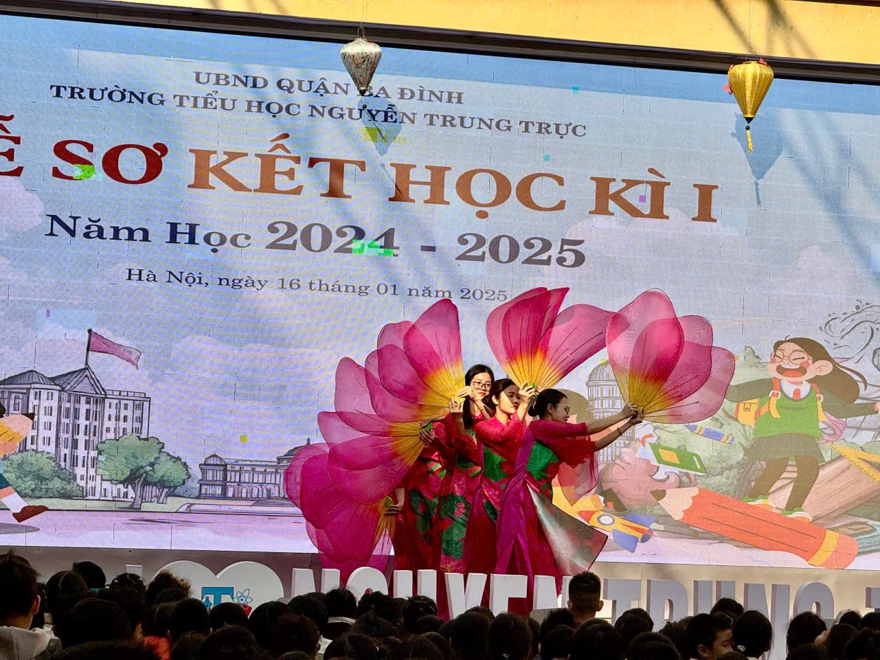 A group of women on a stage

Description automatically generated