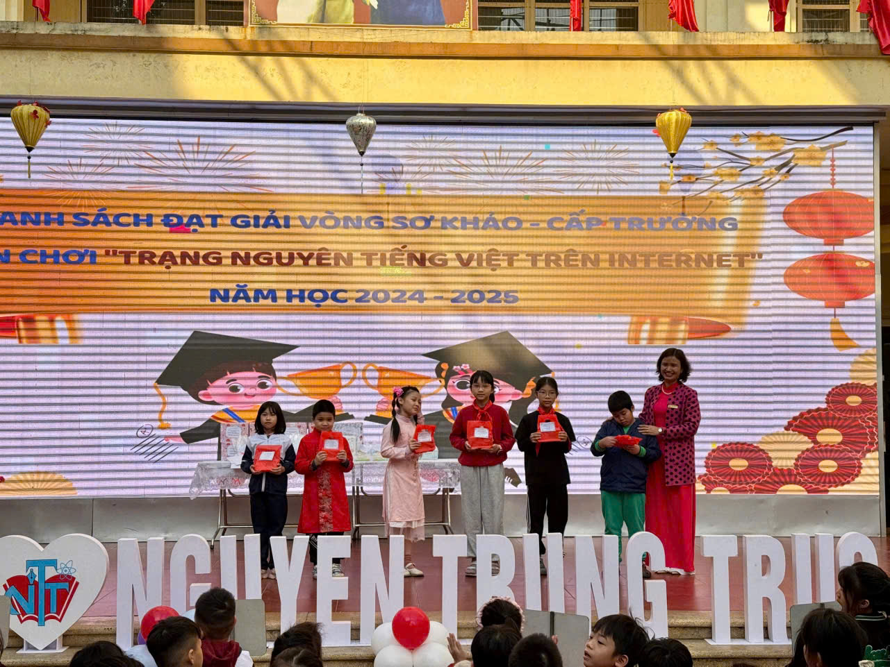 A group of children on a stage

Description automatically generated