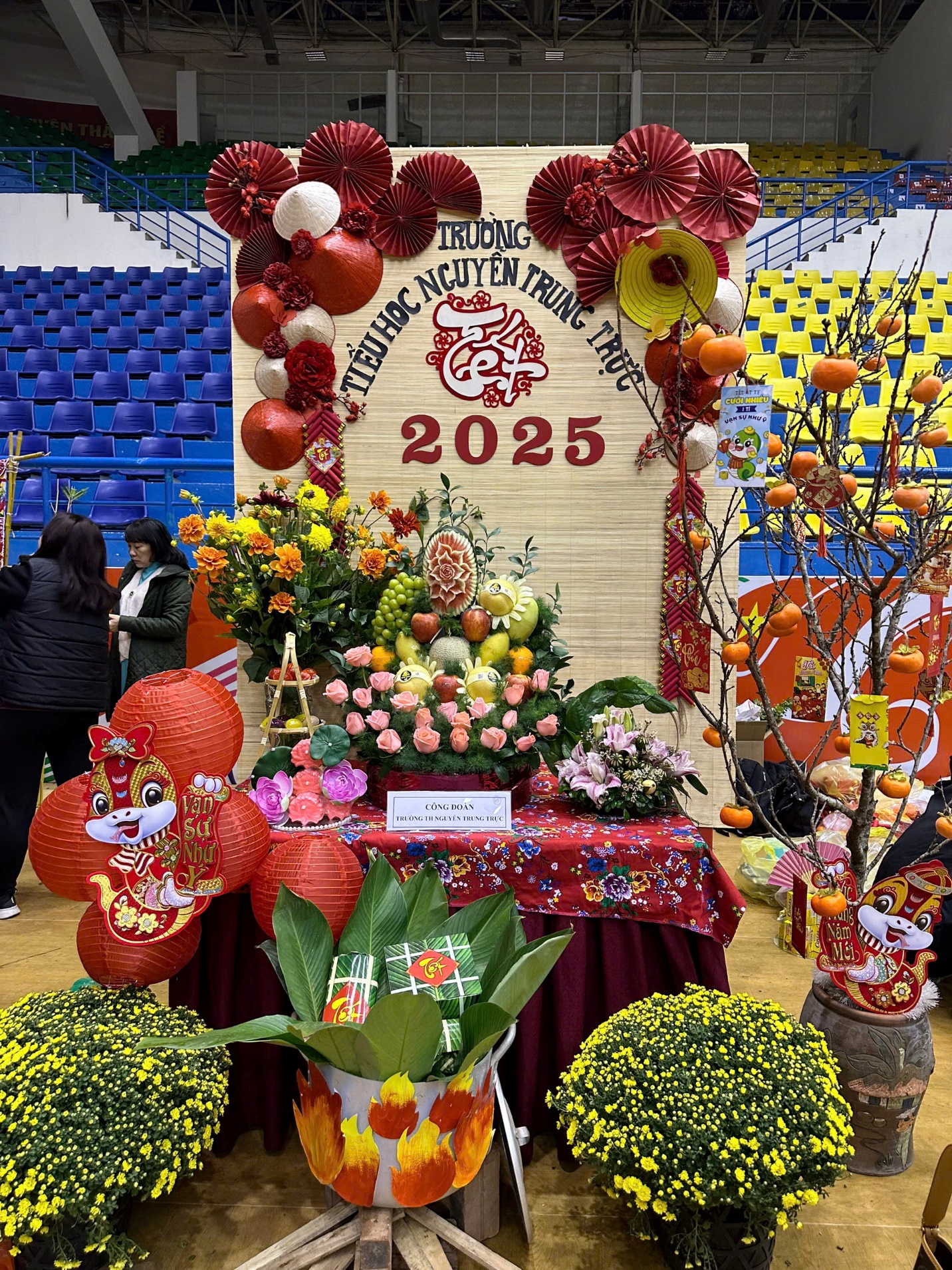 A display of flowers and decorations

Description automatically generated