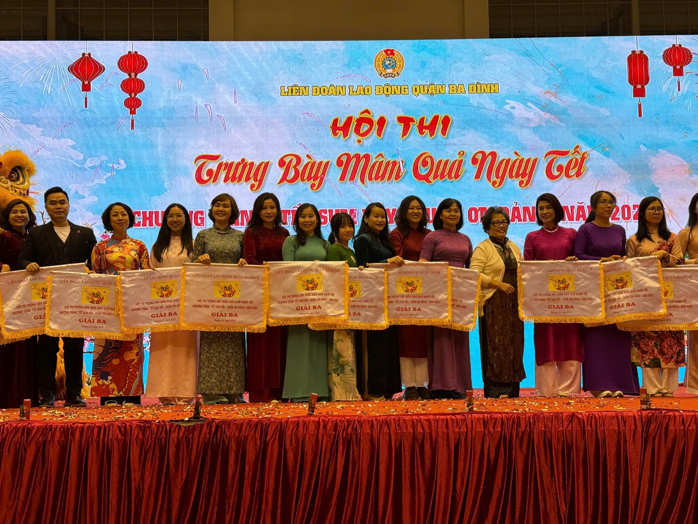 A group of women holding signs

Description automatically generated