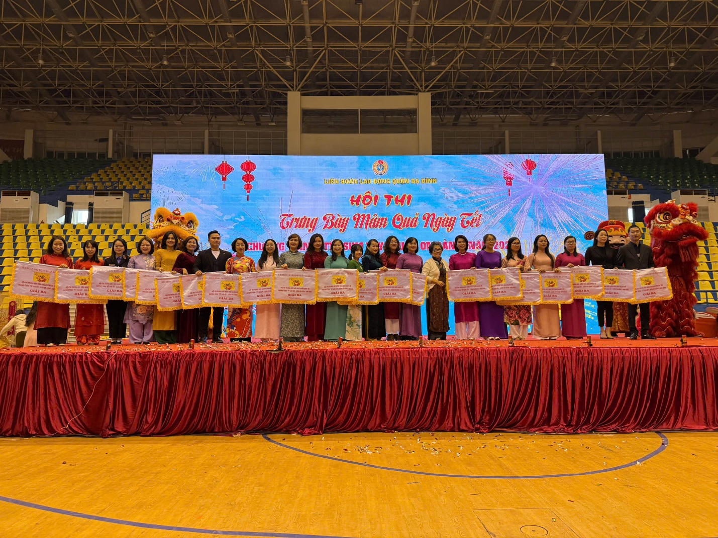 A group of people on a stage

Description automatically generated